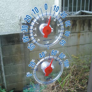 家の中にいながら窓の外側にシールのようにペタッと貼るだけで外の気温が分かります。「クーラーの温度を上げてもよさそうだな」と省エネにも一役買ってくれるでしょう。