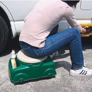 洗車後の低い位置のワックス掛けやホイル磨きは長時間かかり、中腰では疲れてしまいます。そこで便利なのが、このカート。通常のキャスター付きのイスでは転んでしまいそうなアスファルトの上でも、安定感ある大きな車輪でスイスイ移動できる軽快な動きを実現。座り...