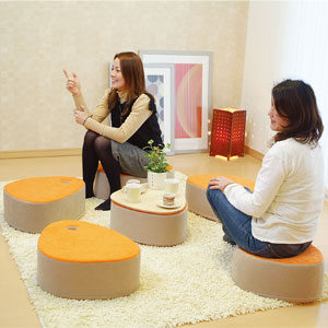 一人でくつろいだり、パソコンを使ったり、ホームパーティーをしたりとシーンに合わせてソファーやテーブル、椅子などに何通りにも変身します。デザイナーが手がけており、形はまるで車のカムのような平面のある変形体。使い方は様々で、ジョイントポールで6個を重...