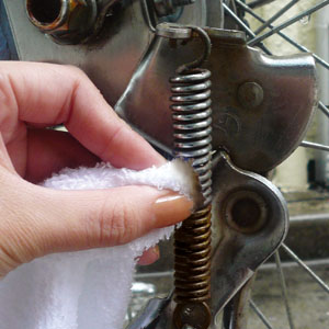 気になるサビに塗って約30秒軽くこするだけで根こそぎサビを除去してくれるのがこちら。やわらかいミクロの粒子で素材を傷めず、新品同様のピカピカに。ワックス成分配合のため、サビの再付着を防ぎ、コーティング効果で美しさは自転車なら半年、室内で使うものな...