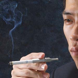 韓国で話題の禁煙プログラム。自分の愛用のタバコにフィルターをつけていつものように喫煙すれば徐々に本数が減り、70日後には喫煙はおろか、周囲の煙にもむせるようになったと言うのです。フィルターは三層構造になっているので味は変わらず喫煙を楽しみつつ、ニコ...